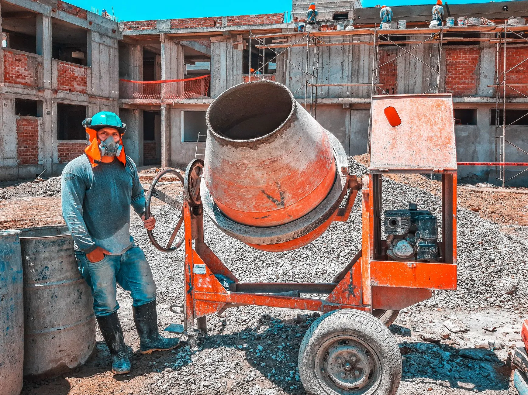 Un chantier piloté sur place, suivi depuis la France.