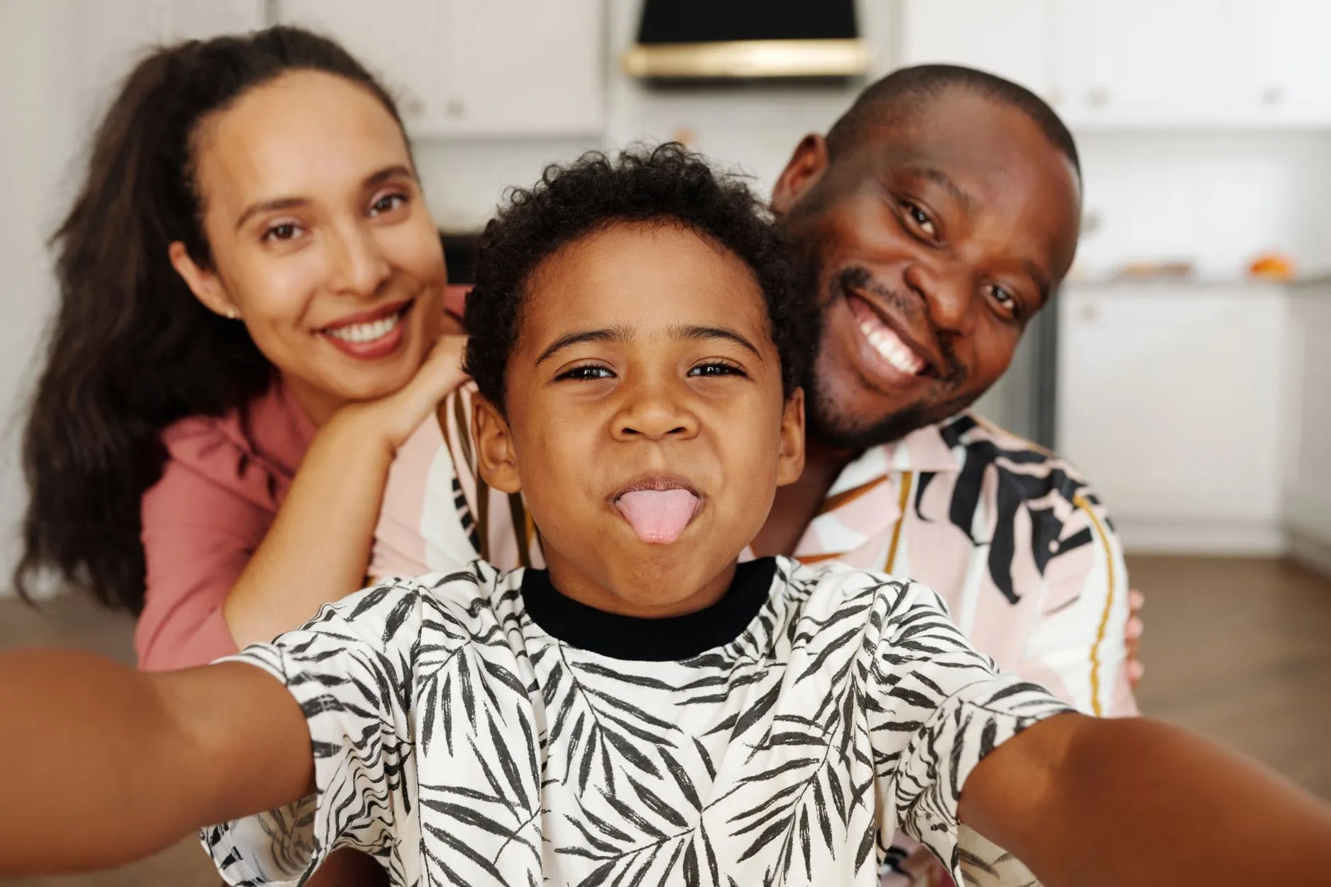 Une famille de la diaspora réunie chez elle.