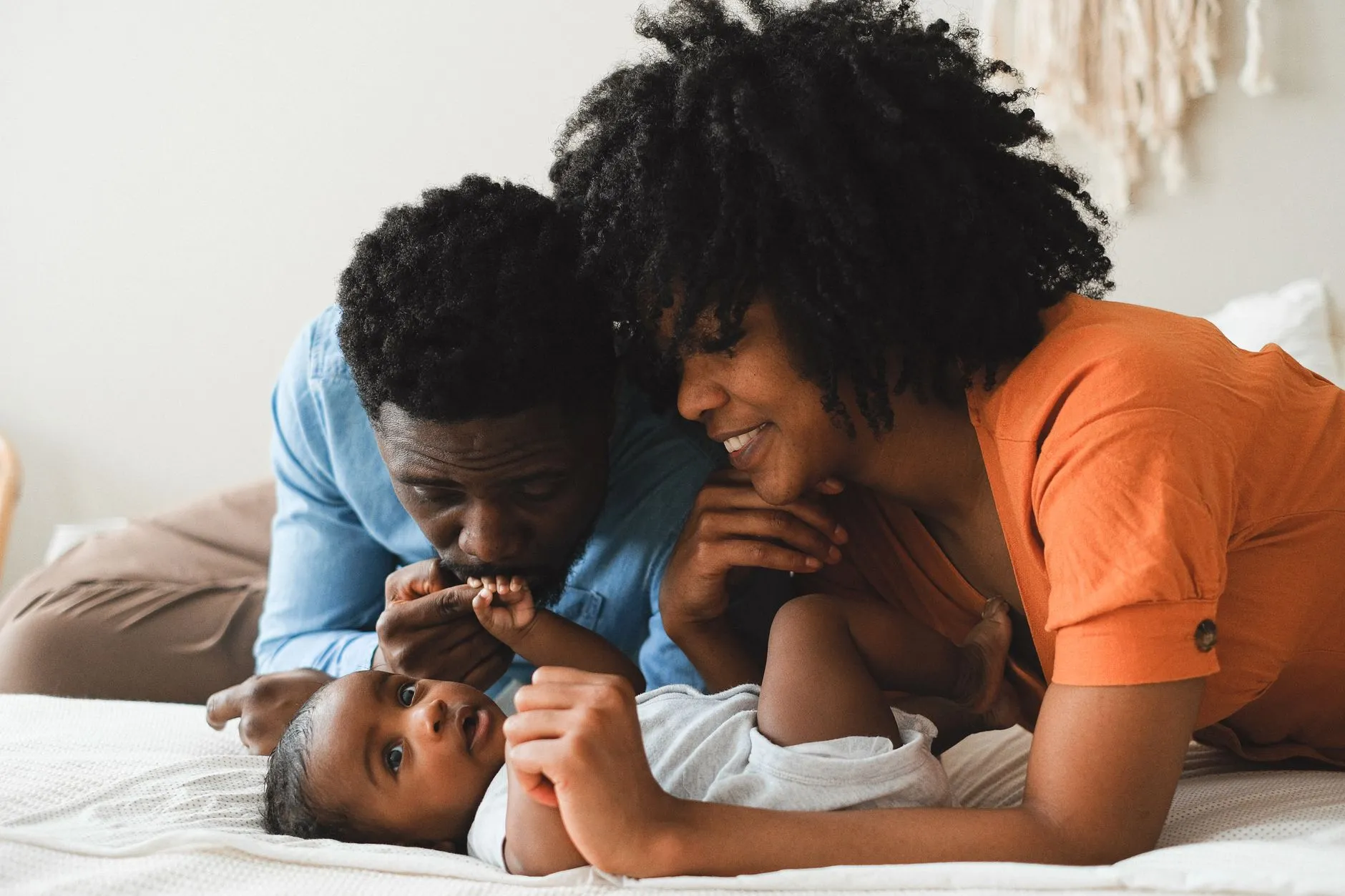 Une famille heureuse dans sa maison.